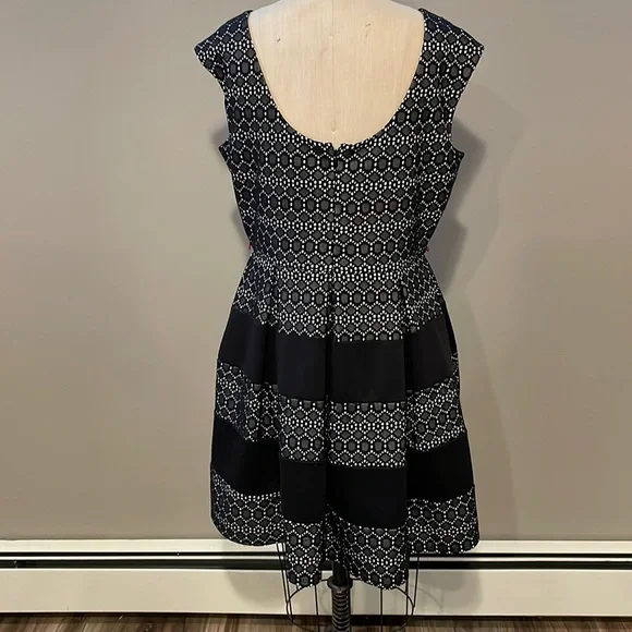 Tiana B sleeveless midi scoop neck fit and flare dress - Picture 4 of 8